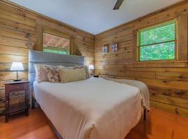 Couples Getaway Cabin near National Park w Hot Tub, hotell i Pigeon Forge