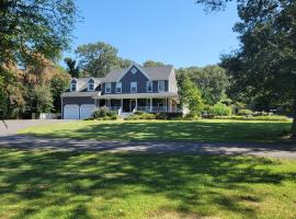 Large Home with Pool & 7 bedrooms; sleeps 21, Ferienhaus in Severn