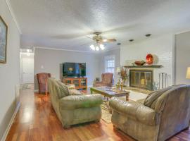 Charming Tennessee Retreat with Fireplace and Grill!、ジャクソンのホテル