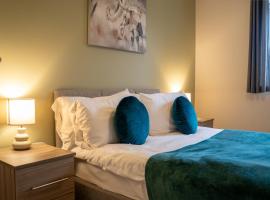 Modern Two Bedroom Apartment with Free Parking, Wifi & Sky TV by HP Accommodation, alojamento para férias em Milton Keynes