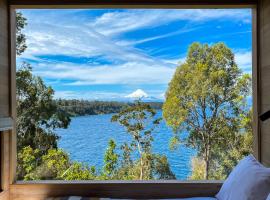 Exclusiva Cabin en tranquilo campo a orillas del lago con vista a volcanes - hot tub privado, cabin sa Frutillar