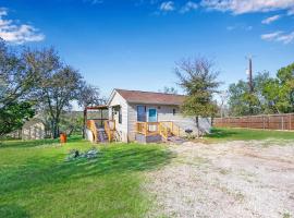 Rustic Hill Country Cottage, hotel in San Marcos