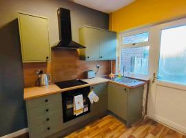 The Smart Stay - sleeps 5 Wigan central location，威根的小屋