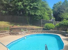Tranquil Retreat, 4 Bedroom, 3 Bath Oasis with Private Pool Near Fort Jackson, stuga i Columbia