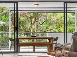 Central Location Stylish 3 Bed with Pool - Sunshine Central