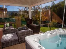 Villa Sumbilla, Modern, with sauna, heated jacuzzi near Tuscany