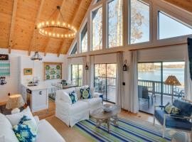 Beautiful Lake Keowee Home with Boat Dock and Kayaks, hotel with parking in Seneca