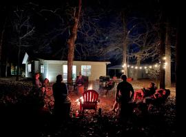 Owl Hoot Lake Retreat- Dock, beach & wooded haven!, hotel v destinaci Texanna