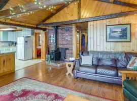 Cozy Maine Cottage on Long Lake with Screened Porch – dom wakacyjny w mieście Lavertue