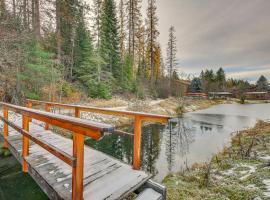 Bonners Ferry Cabin with Wraparound Deck and Views!, cottage in Bonners Ferry