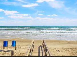 Beachfront Retreat FREE use of GOLF CART, hotel in Surfside Beach