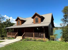 Peaceful Cabin on Lake Sleeps 18 w outdoor kitchen, hotel di Sevierville