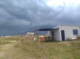 Casa de madera en playa de Cabo Polonio con dos ambientes, hótel í Cabo Polonio