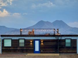 New Southwest Shipping Container-In Alpine、アルパインのタイニーハウス