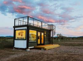 New Starry Night Shipping Container Home, mažasis namelis mieste Alpainas