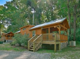 Bryce Cabin Lookout Mtn Tiny Home W Swim Spa, tiny house in Chattanooga
