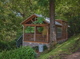 Eden Cabin Forested Tiny Home On Lookout Mtn, hotel in Chattanooga