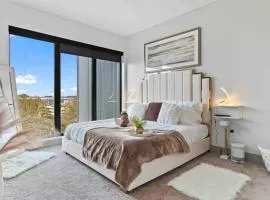 NEW! ChateauOasis PenthouseViews KingBed FreePark