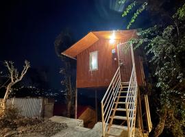 TREE HOUSE BY THE CITY ESCAPE, chalet di Shimla