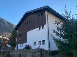 Viesnīca Private Chalet near Gondola in Zermatt pilsētā Cermata