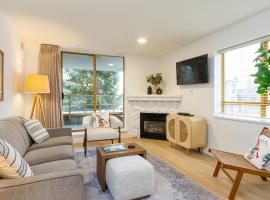 900 SQFT 2 Bed 2 Bath Renovated Suite at Cascade Lodge in Whistler Village Sleeps 6, apartamento em Whistler