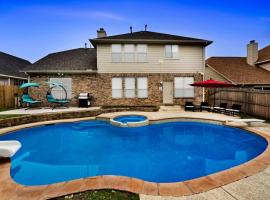 4 BR w/ Pool 10 min to Six flags, AT&T Stadium & Glode Life Park, hotel in Grand Prairie