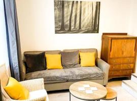Gravesend 2 Bedroom Spacious Stylish Apartment - Sleeps upto 6 - 2 Min Walk to Station, khách sạn ở Kent