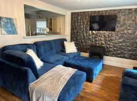 Blueberry peach Retreat, hotel with parking in College Park