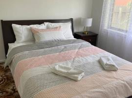 Comfy 3 bedroom house 15min from airport and Melbourne CBD, hotel en Albion