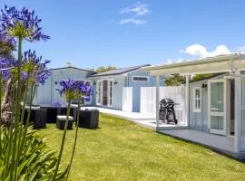 Coco Grove Oneroa - Luxe Escape with Spa Pool