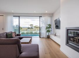 Sunset Marina - An Architectural Gem by the Beach, hotel i Safety Beach