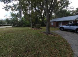 One unit of a fully renovated duplex near FSU, hotel di Tallahassee