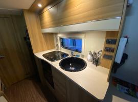 RostrevorValley Caravan Experience Private HotTub โรงแรมในโรสเทรวอร์