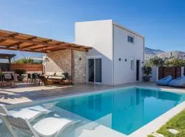 Solis Villa, with Heated Pool & 5 minutes to Beach, By ThinkVilla