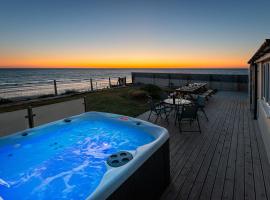Sound of the Sea, beach front Bungalow with hot tub, in Tywyn, bungalow en Tywyn