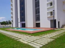 Luxurious Penthouse With Luxurious Pool, apartamento em Takoradi