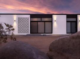 Neutra Home Joshua Tree Luxury Retreat Pool and Spa, hotel v destinaci Joshua Tree