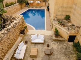 Charming & Stylish Historic Farmhouse with Pool, villa i Xewkija