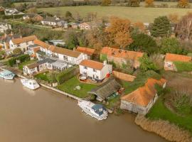 Riverside Cottage - Norfolk Holiday Properties, hotel with parking in Reedham