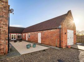 Finest Retreats - South Barn, hotel with parking in Winestead