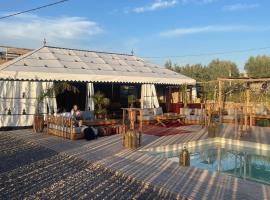 Agafay, La Ferme Nomade Bivouac, hotel v destinaci El Karia