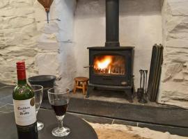 Cosy terrace cottage built into the mountain side., hotel in Blaenau-Ffestiniog