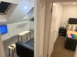 1 Bed Flat - Sleeps 2 - Pets - Garden - Parking