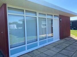 Granada, 2 bedroom chalet with onsite pool and bar, Ferienwohnung in Selsey