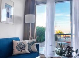 Spacious Three-Bedroom Apartment with Sea View A4, hotel com estacionamento em Lapithos