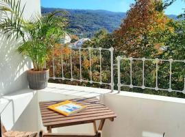 Casa Malva - Traditional townhouse apartment, hôtel à Monchique