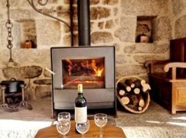 Maison paysanne, proche Aubrac, hotel with parking in Huparlac