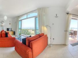 Joya Cyprus Mirage Penthouse Apartment, hotel con piscina en Ayios Amvrosios