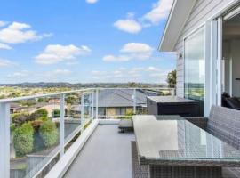 Opal of Orewa with pool, spa and ocean views, holiday home in Orewa