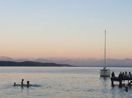 Central Starnberg and surrounded by nature, hotel para famílias em Starnberg